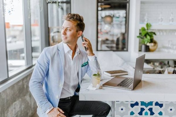 Quelle est la différence entre un notaire et une agence immobilière pour vendre ou acheter un bien immobilier à Écully ?